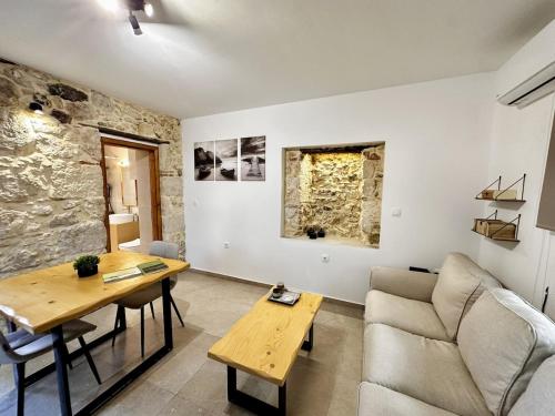 un soggiorno con un divano e un tavolo di Nomas Home Kalyves a Kalyves