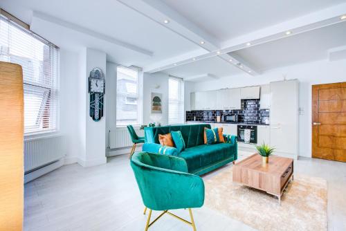 Et opholdsområde på Stylish 1 bed Apt By Livra Estate Short Lets & Serviced Accommodation Sutton With Free Parking