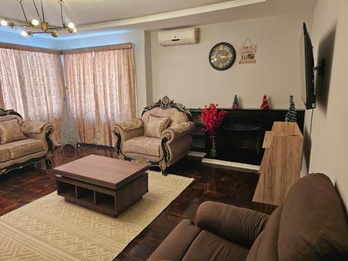 een woonkamer met een bank en een salontafel bij Phozi Inn in Eshowe