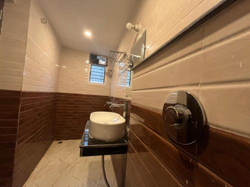 ein Badezimmer mit Waschbecken und Toilette in der Unterkunft Ashoka Resort in Begusarai