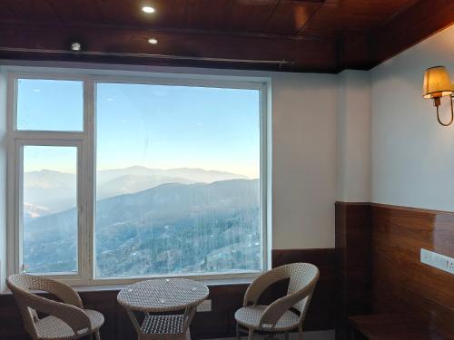 En generel udsigt til bjerge eller udsigt til bjerge taget fra landstedet