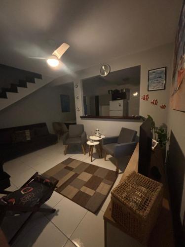 ein Wohnzimmer mit Sofa und Tisch in der Unterkunft Casa do Rocco in Cabo Frio