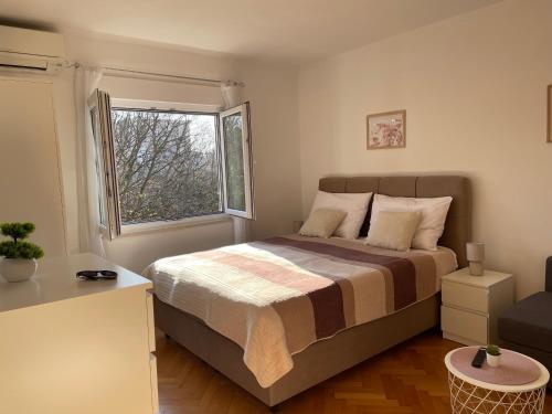 una camera da letto con un letto e una finestra di Apartment Beauty a Pola (Pula)
