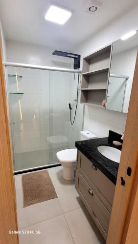 a bathroom with a glass shower and a toilet at Luxo e Requinte em um só lugar! in Maceió