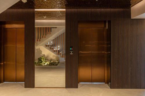 twee bruine liften in een gebouw met een trappenhuis bij Ianmamaia in Mamaia