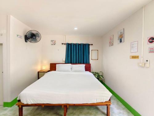 - une chambre avec un grand lit blanc dans l'établissement TR Bungalow, à Ban Tha Rua