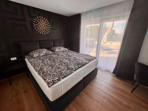 une chambre avec un lit et une grande fenêtre dans l'établissement Villa TEREZA Luxury Sea View Villa for Families & Romantic Getaways, à Sveti Vid-Miholjice