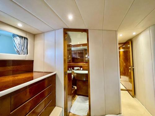 een badkamer met een wastafel en een spiegel bij Mimou Accommodation breakfast on yacht in Yasmine