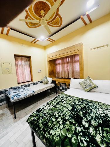 een kamer met 2 bedden en een plafond bij Hostel Desert Routes in Jaisalmer