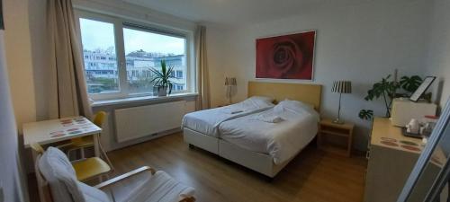 Postel nebo postele na pokoji v ubytování private rooms in luxury villa, free parking, close to the center