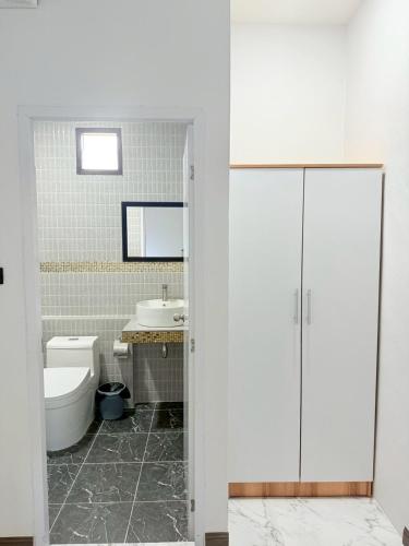 a bathroom with a toilet and a sink at BuaSawan Villa Koh Lanta in Ban Not (1)