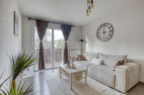 Posezení v ubytování Cosy et élégant, proche aéroport & hyper centre