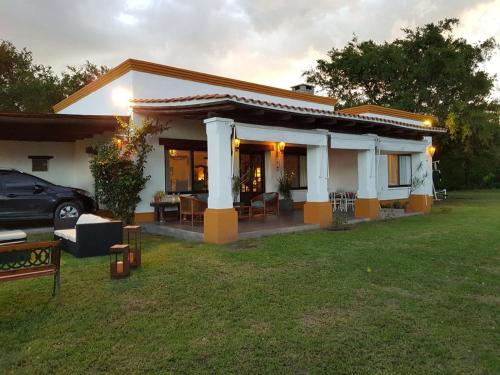 una casa con un'auto parcheggiata davanti di Las Cortaderas House a Trancas