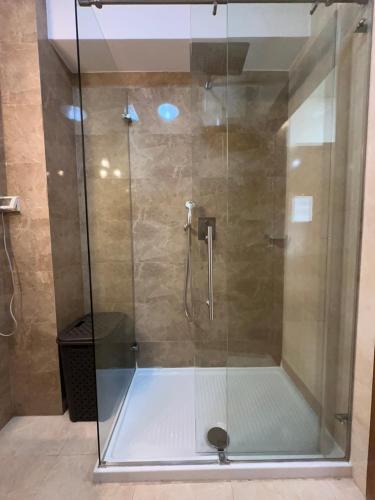 eine Dusche mit Glastür im Badezimmer in der Unterkunft Gorica Hill Luxury Residence in Podgorica