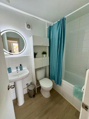 a bathroom with a toilet and a sink and a shower at Acogedor departamento en Constitución in Constitución