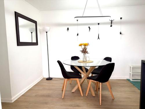 een eetkamer met een tafel en stoelen bij Acogedor departamento en Constitución in Constitución