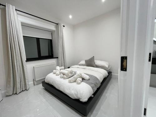 een slaapkamer met een bed met knuffels erop bij Letterkenny Town Centre Apartment in Letterkenny