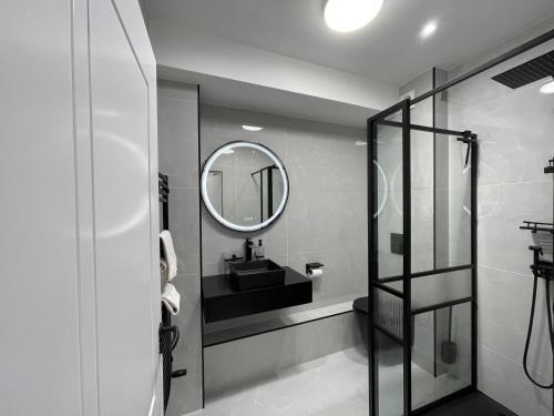 een badkamer met een wastafel en een spiegel bij Letterkenny Town Centre Apartment in Letterkenny