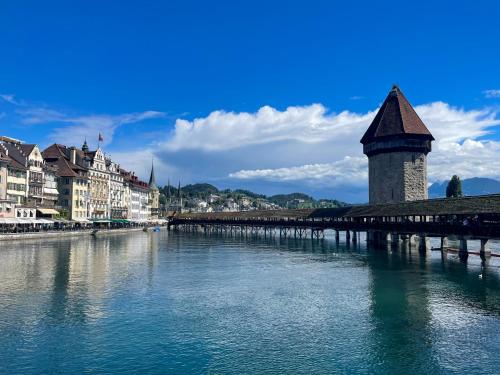 un pont sur une rivière dans une ville avec des bâtiments dans l'établissement Historisches Bijou in Beromünster, Golf & Luzern, à Beromünster