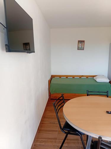 una stanza con due letti, un tavolo e delle sedie di Brusa 1 a Las Grutas