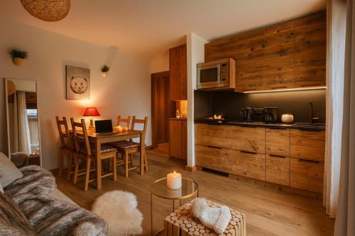 un soggiorno con cucina e sala da pranzo di Melba Megeve emplacement de rêve dans le village au calme a Megève
