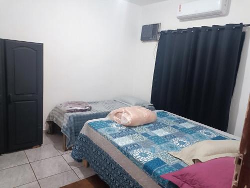 Postel nebo postele na pokoji v ubytování kit net mobiliada individual com ar condicionado e garagem privada