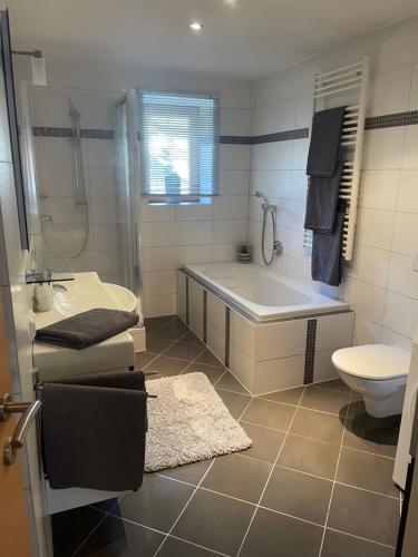 Et badeværelse på Ferienwohnung Eichhorner