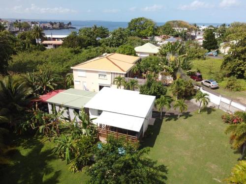 een luchtfoto van een huis met een tuin bij Le Havre du Voyageur - Colibri in Le Moule