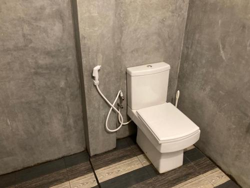 een badkamer met een toilet met een slang bij Final Gate Eco Resort in Ella