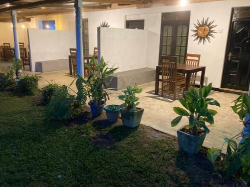 een patio met potplanten voor een huis bij Final Gate Eco Resort in Ella