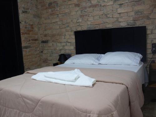 Ένα ή περισσότερα κρεβάτια σε δωμάτιο στο Frente ao Mar - Suites com Piscina Aquecida, SPA Privativo, Vista ao Mar ou Montanha, com Estacionamento- Raizes do Mar ECO Hotel