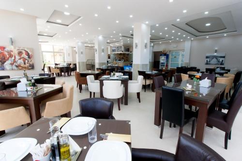 ein Esszimmer mit Tischen und Stühlen sowie ein Restaurant in der Unterkunft Hotel Zan in Ulcinj