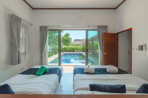 En eller flere senge i et værelse på Orchid Pool Villa 8 Rawai