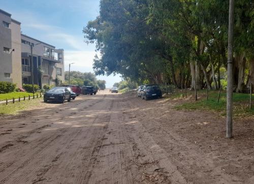 DelMar في سان كليمنتي ديل تويو: طريق ترابي تصطف السيارات على جانبيه