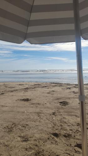 DelMar في سان كليمنتي ديل تويو: منظر للشاطئ من تحت مظلة
