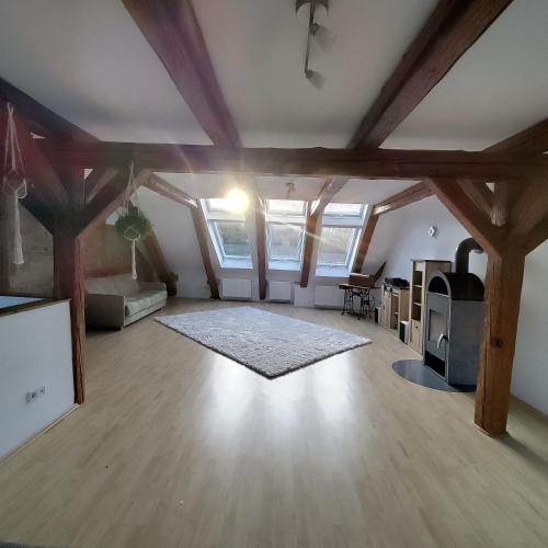 ein großes Wohnzimmer mit Holzdecken und Holzbalken in der Unterkunft Ferienwohnung - Alte Mühle Extertal in Extertal