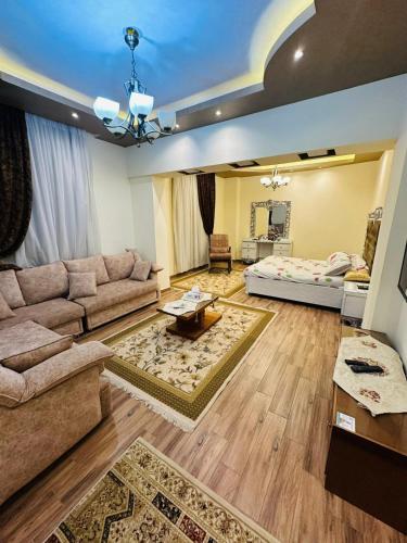 New cairoViolet Villas Area的带沙发和床的客厅