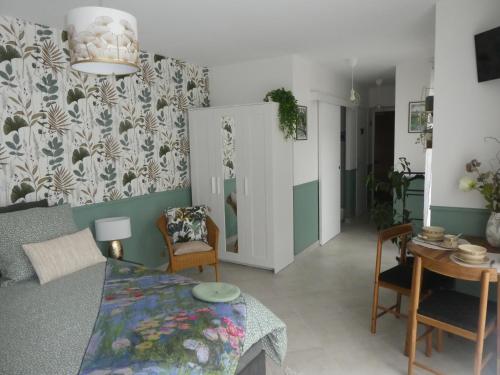 Postel nebo postele na pokoji v ubytování Prés de Giverny - Bienvenue AUX ARPENTS VERTS