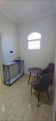 a room with a table and a table and a chair at شقق النزهة الفندقيه in Riyadh Al Khabra