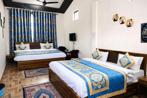 una camera d'albergo con due letti e una finestra di Hotel Madhushree Morning Moon In - Restaurant & Free Parking Facilities - Best Premium Hotel In Bhimtal a Bhimtal