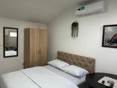 Ένα ή περισσότερα κρεβάτια σε δωμάτιο στο Apartmani BALKAN