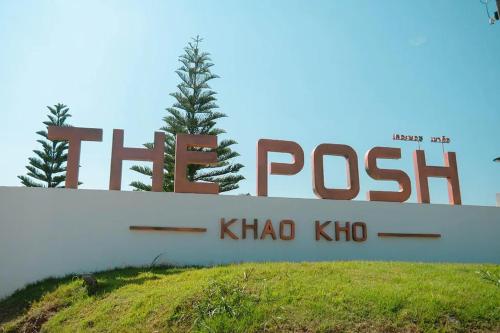 een groot bord voor de rots met twee bomen erop bij The Posh Khao Kho in Ban Nong Chaeng