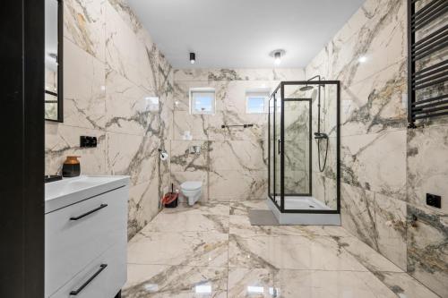 Et badeværelse på Centrum Prime Apartments