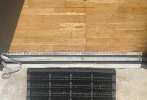 ein Boden mit einem Gitter vor einem Holzboden in der Unterkunft Baadenbergerstay B in Köln