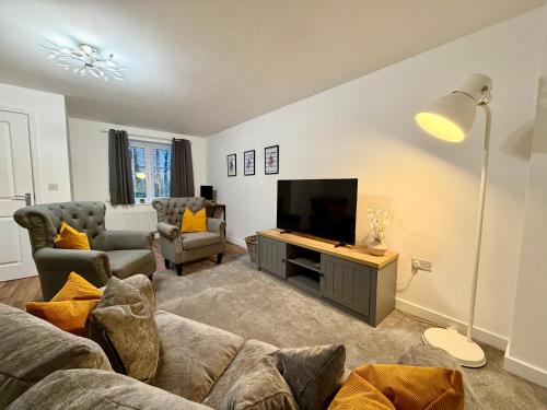 TV a/nebo společenská místnost v ubytování Cosy 4-Bed Buckshaw Village - Parking - Pets