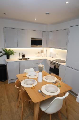 Køkken eller tekøkken på Maison Blanc The Stylish & Cozy 1bed apartment in City centre