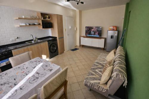 eine Küche mit einer Couch und einem Tisch in einem Zimmer in der Unterkunft Nice Full Apartment Downtown Salta in Salta