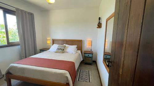 ein Schlafzimmer mit einem Bett und einem Fenster in der Unterkunft Pousada Sete Quedas in Carrancas
