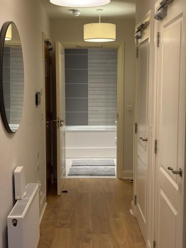 Et badeværelse på Luxurious Entire Guest House with Grand Living Space and Panoramic Balcony Views