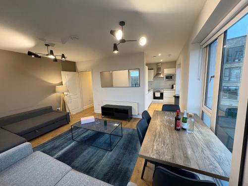 Køkken eller tekøkken på Luxurious Entire Guest House with Grand Living Space and Panoramic Balcony Views